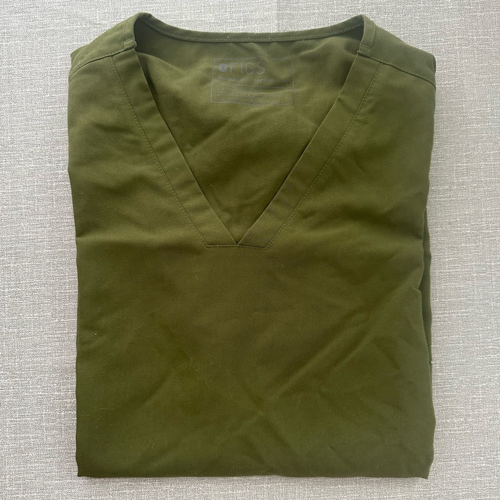 Figs Casma Scrub Top: Women’s Medium Olive 
Smoke free home
3 pockets
